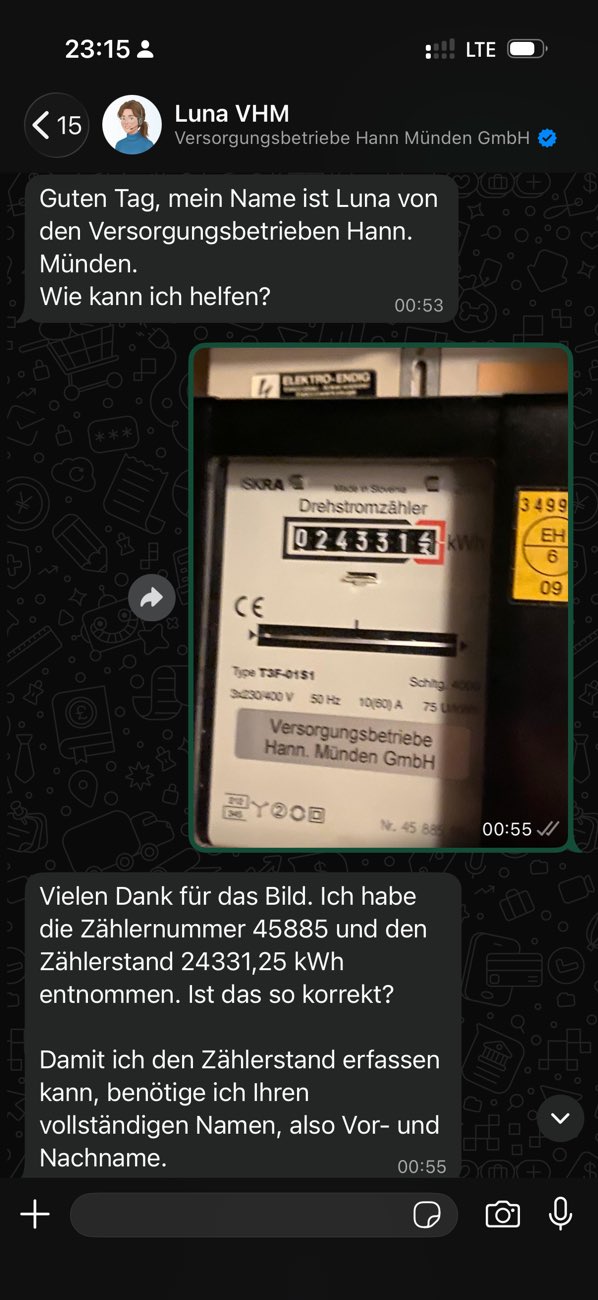 WhatsApp-Chat mit dem verifizierten Business-Account „Luna VHM“ der Versorgungsbetriebe Hann. Münden: Ein Kunde sendet ein Foto seines Drehstromzählers, Luna antwortet mit der erkannten Zählernummer 45885 und dem Zählerstand 24.331,25 kWh und bittet um Bestätigung.